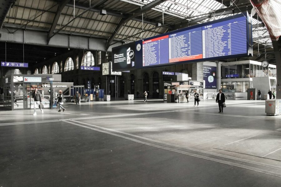駅のデジタルサイネージイメージ